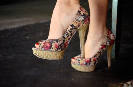 Рабыню Крисси Линн с завязанными глазами заставили заглатывать член во время траха 3