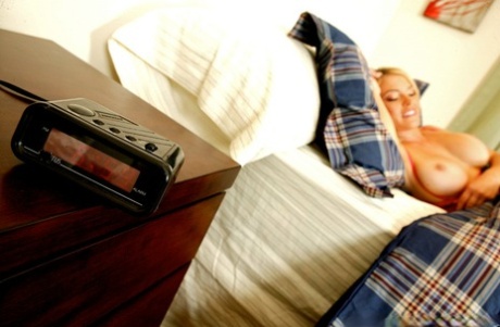 Спортивная блондинка с круглыми сиськами Крисси Линн дрочит сиськи и трахается 1