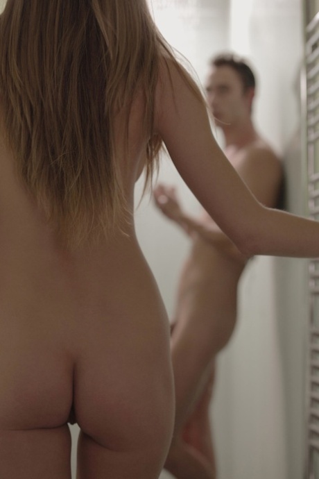 Возбужденная девушка-подросток с тугой попкой соблазняет своего сводного брата в душе 1