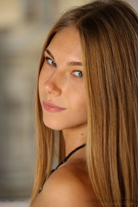 Сексуальная девушка со светлыми волосами Кэтрин А носит галстук во время позирования в обнаженном виде 18