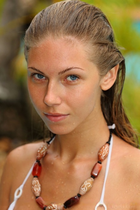 Мокрая молоденькая красотка Кэтрин А освобождает маленькие сиськи от бикини в бассейне 10