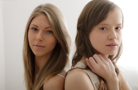 Молодо выглядящие девушки Снежанна и Китана занимаются лесбийским сексом на своей кровати 2