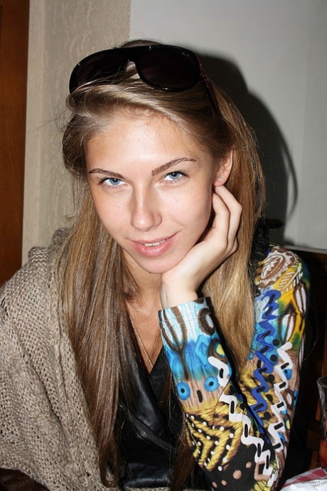 Стройная любительница обнажает свои маленькие сиськи в синих джинсах во время домашнего действа 10