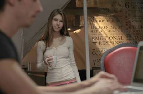 Возбужденная подружка Анжелика вылизывает свою задницу во время страстного соблазнения и траха 1