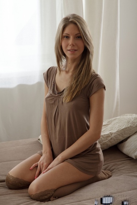 Неопытная девушка в гольфах до колен демонстрирует свое худенькое тело в обнаженном виде 4