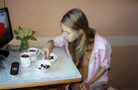 Подросток-любитель записывает на самодельную пленку все от пробуждения до принятия душа 10