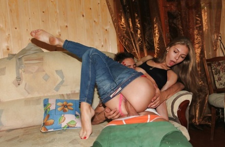 Грациозная любительница с потрясающей аккуратной попкой развлекается в анал с похотливым парнем 9