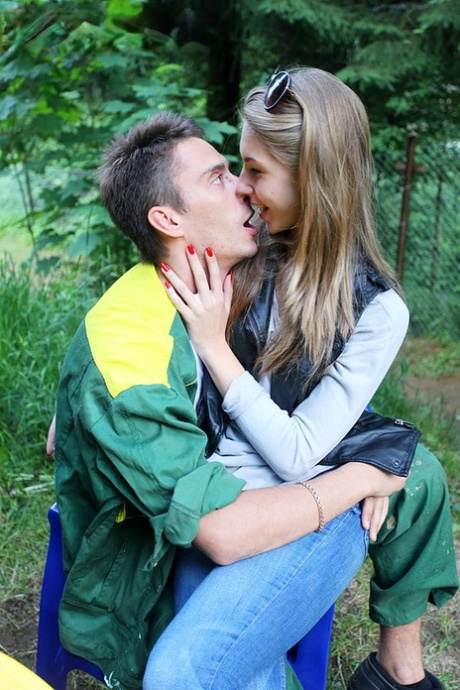 Любительская цыпочка занимается жестким аналом на футоне в позе раком 2