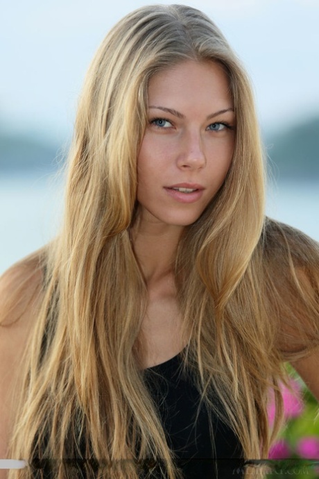 Гламурная блондинка Кэтрин А выставляет напоказ маленькие подростковые сиськи на открытом воздухе 16