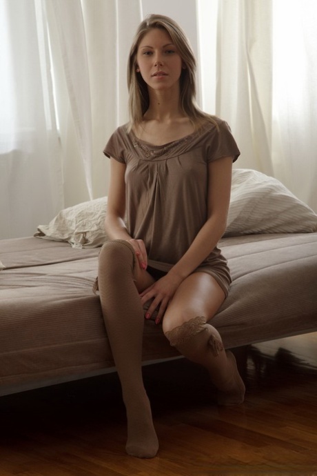 Миниатюрная молоденькая Анжелика привлекает внимание к своей идеально гладкой киске в обнаженном виде 1