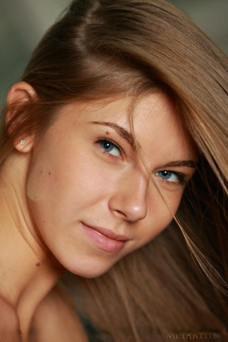 Сексуальная молоденькая Кэтрин снимает платье, чтобы выставить напоказ свои упругие сиськи и тугую подростковую попку 18