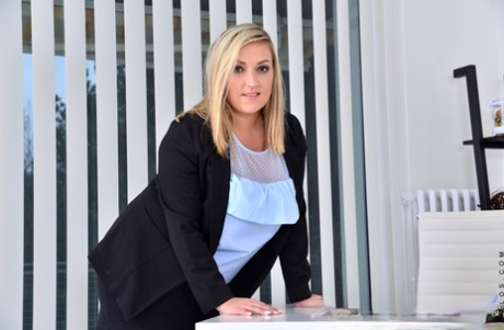 Грудастая секретарша толстушки Кристал Свифт снимает одежду в офисе, чтобы намазать муфту 4