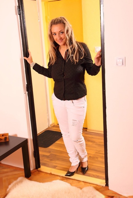 Сексуальная Кристал Свифт сжимает свои массивные сиськи в зажиме 1