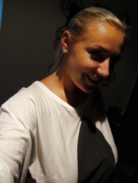 Молодая девушка-одиночка Кристал делает селфи с огромной натуральной грудью 1