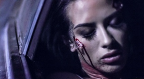 Новоиспеченная вдовица занимается сексом со своим покойным мужем, когда он возвращается в виде зомби 4