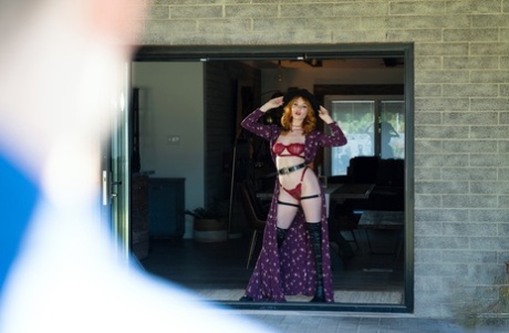 Сексуальная рыжеволосая Лейси Леннон соблазняет своего мужчину в накидке и нижнем белье плюс сапоги OTK 1