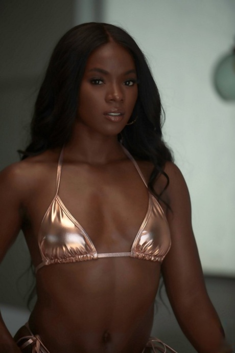 Ана Фокс и Лейси Леннон моделируют бикини как в помещении, так и на открытом воздухе 16