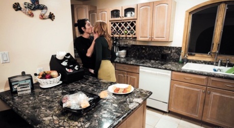 Рыжеволосая женщина Лейси Леннон щеголяет спермой после секса со своим пасынком 3