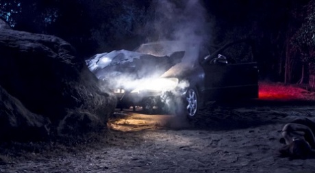 Новоиспеченная вдовица занимается сексом со своим покойным мужем, когда он возвращается в виде зомби 5