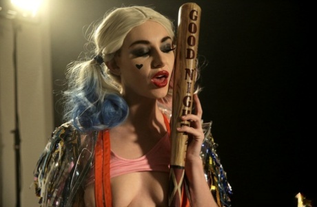 Белокурая молоденькая Лейси Леннон лижет член перед сексом раком в костюме для косплея 2