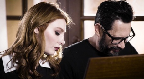 Натуральная рыжеволосая Лейси Леннон занимается сексом на кровати со своей целующейся кузиной 2