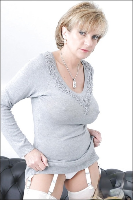 Потрясающая модель леди Соня снимает свои потрясающие белые трусики 3