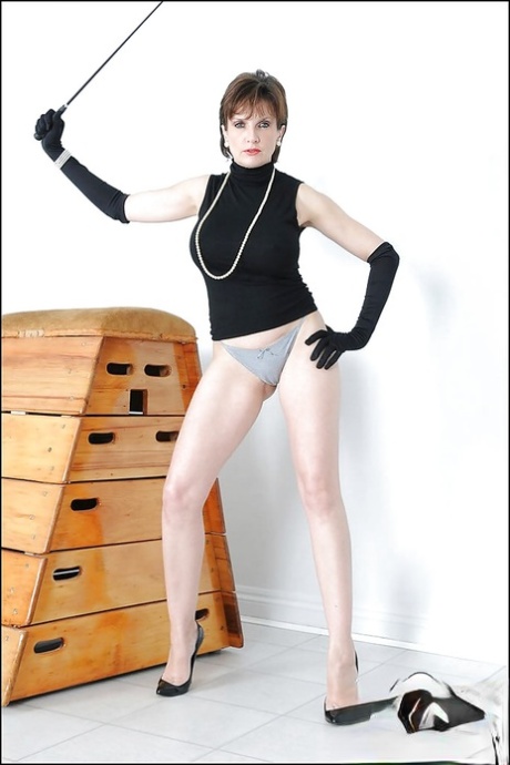 Горячая мамаша демонстрирует свои стройные ножки и сексуальную попку, обтянутую трусиками 9