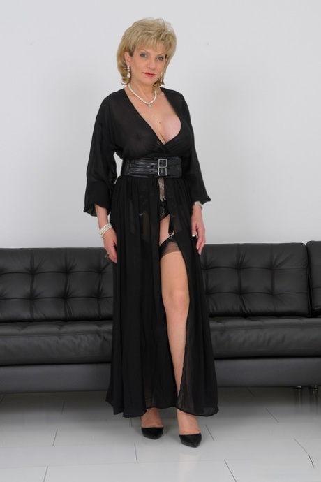 Зрелая британская блондинка Соня обнажает свои большие сиськи из-под вечернего платья 3