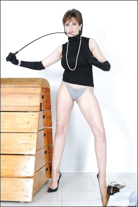 Горячая мамаша демонстрирует свои стройные ножки и сексуальную попку, обтянутую трусиками 2