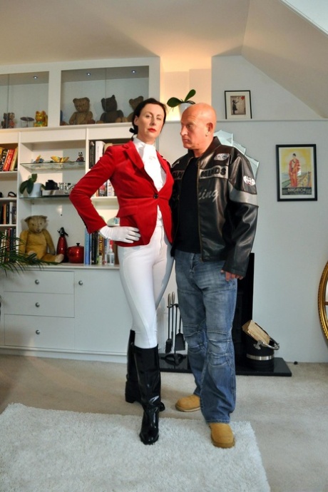 Лара Латекс готова к тому, чтобы ее трахнули в ее брюках для верховой езды с открытой промежностью и сапогах 1