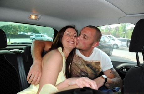 Возбужденная зрелая в высоких сапогах соблазняет муженька минетом с голыми большими сиськами 2