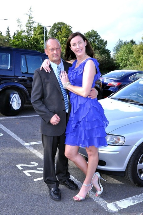 Высокая леди переодевается в нейлоновые чулки и туфли на каблуках перед сексом с джентльменом 1