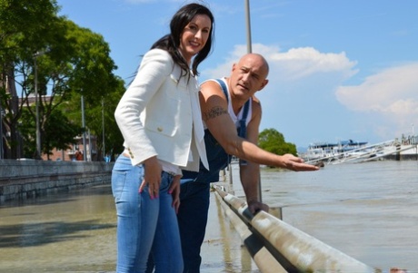 Брюнетка подцепляет моряка в доках для быстрого секса в нейлоновых чулках 1