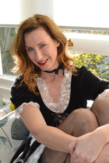 Возбужденная самка задирает юбку своей горничной перед анальными играми во время мастурбации 15