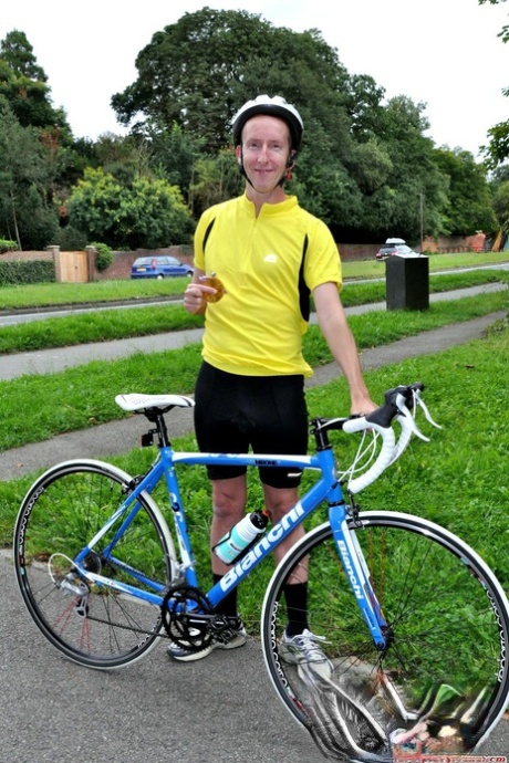 Старая шлюха в юбке с оборками наклоняется, чтобы получить глубокий анальный трах от молодого парня 2