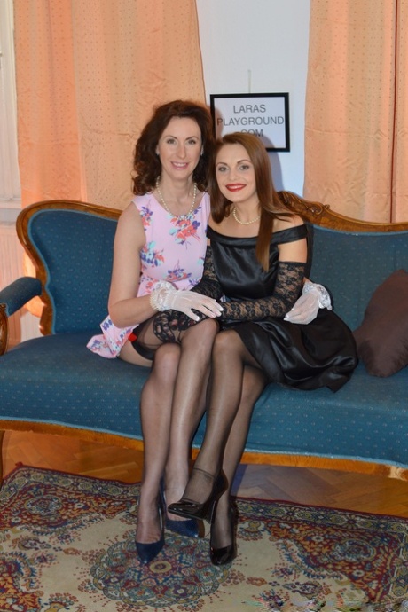 Любительская мамаша Лара в латексе и любовник, демонстрирующий голую задницу под юбкой в чулках 2