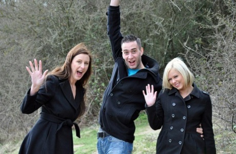 Горячие зрелые любовницы-лесбиянки в чулках раздвигают ножки и лижут киски крупным планом 2