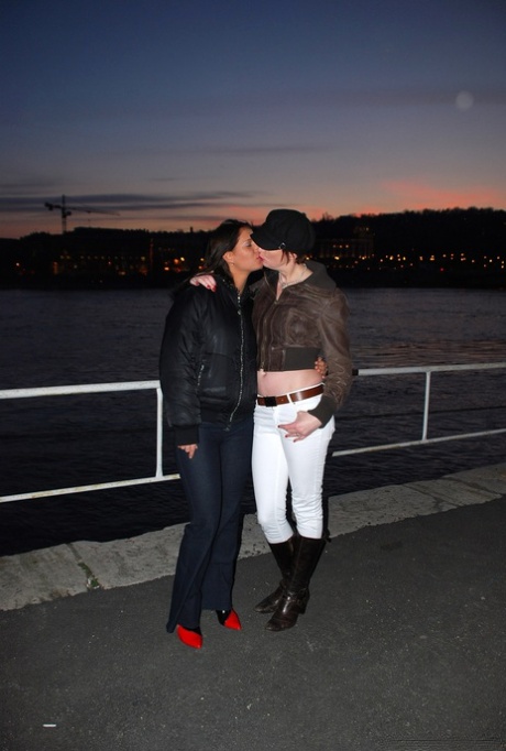 Лесбиянки постарше и помоложе мастурбируют вибраторами во время секса в нейлоновых чулках 1