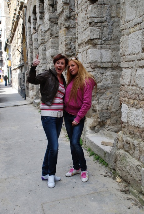 Старые и молодые лесбиянки бродят по улицам перед сексом дома в нейлоновых чулках 1