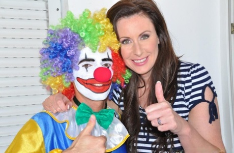 Зрелая дама занимается сексом с клоуном в нейлоновых чулках и подвязках 1