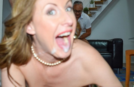 Зрелая милфа Лара Латекс демонстрирует полный рот спермы после секса в формате MMF 15