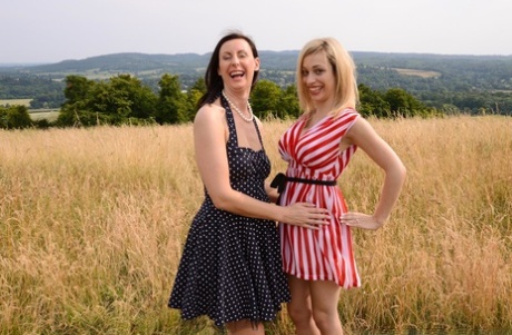 Дерзкая зрелая мамочка наслаждается лесбийским сексом Страпоном с грудастой молодой женщиной 1