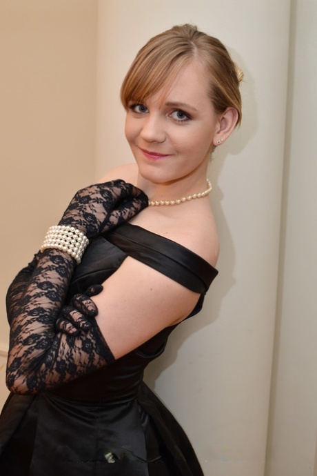 Одинокая девушка натягивает свое черное платье на голую задницу в сексуальных перчатках и нейлоновых чулках 3