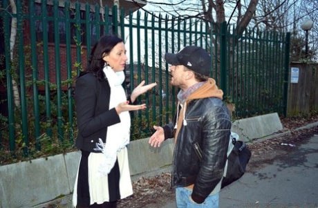 Зрелая дама приглашает парня помоложе трахнуть ее в попку 1