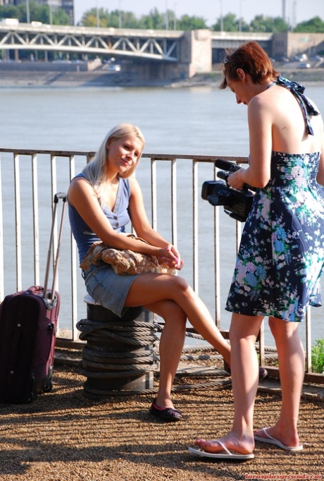 Зрелая рыжеволосая леди из Великобритании соблазняет молоденькую блондинку поиграть со своей лысой киской 1