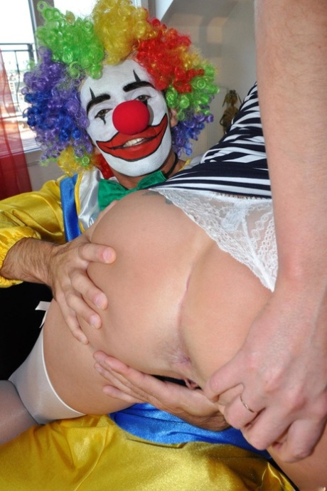 Зрелая дама занимается сексом с клоуном в нейлоновых чулках и подвязках 5