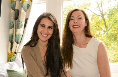 Женщины постарше и помоложе с длинными волосами лижут лесбийские киски и играют с ними игрушками 1