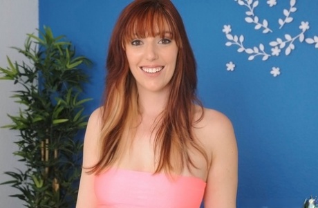 Улыбчивая рыжеволосая красотка Лорен Филлипс демонстрирует свой товар 1