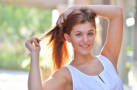 Горячая рыжеволосая девушка обожает дрочить свою оргазмирующую киску на публике 7