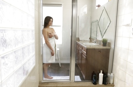 Молодая порнозвезда Лия Готти смачивает идеальные сиськи и мастурбирует в душе 1